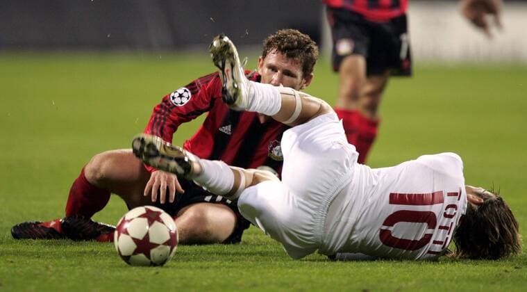 Francesco Totti (Roma, re.) und Paul Freier (Leverkusen) am Boden Fußball EC 1 Herren Champions League 2004 2005, Bayer 04 Leverkusen - AS Rom 3:1 Gruppe Leverkusen Dynamik,