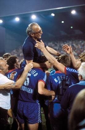 Trainer Horst Buhtz (Uerdingen) wird von seinen Spielern auf Schultern getragen Fußball 2. BL Herren Saison 1978 1979 Nord, Bayer 05 Uerdingen, Aufstiegsspiele, Aufstiegsspiel, Rückspiel Gruppe Uerdingen Begeisterung, Freude,