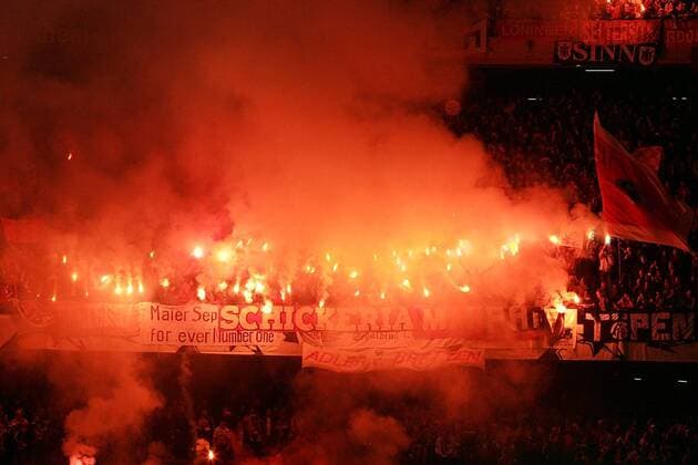 Bengalisches Feuer: Der Bayern Block kommt in Turin ziemlich italienisch daher Fußball EC 1 Herren Champions League 2004 2005, FC Bayern München, Vdig Totale Turin Begeisterung,
