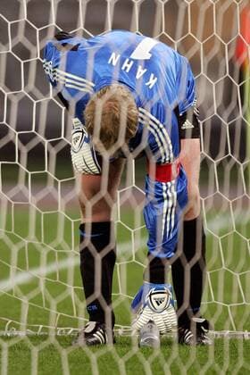 Torwart Oliver Kahn (Bayern) bückt sich nach einer Wasserflasche Fußball EC 1 Herren Champions League 2004 2005, FC Bayern München, Vdig Einzelbild Turin