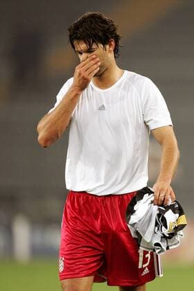 Michael Ballack (Bayern) enttäuscht nach Spielende Fußball EC 1 Herren Champions League 2004 2005, Juventus Turin - FC Bayern München 1:0, Vdig, Juve Einzelbild Turin Enttäuschung, Nachdenklichkeit,