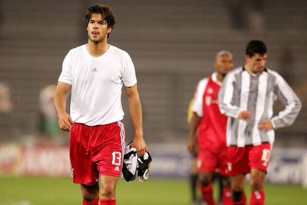 Michael Ballack (Bayern) enttäuscht nach Spielende Fußball EC 1 Herren Champions League 2004 2005, Juventus Turin - FC Bayern München 1:0, Vdig, Juve Einzelbild Turin Enttäuschung, Nachdenklichkeit,