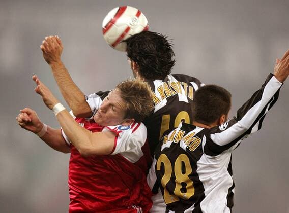 Bastian Schweinsteiger (li., Bayern) gegen Fabio Cannavaro (re.) und Gianluca Zambrotta (beide Juventus) Fußball EC 1 Herren Champions League 2004 2005, Juventus Turin - FC Bayern München 1:0, Juve, Vdig Gruppe Turin Dynamik,