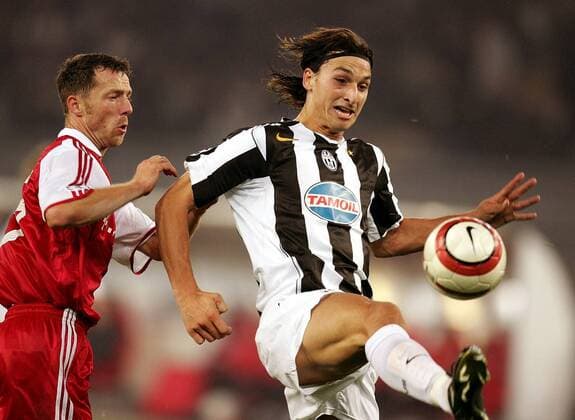 Zlatan Ibrahimovic (re., Juventus) gegen Thomas Linke (Bayern) Fußball EC 1 Herren Champions League 2004 2005, Juventus Turin - FC Bayern München 1:0, Juve, Vdig Gruppe Turin Dynamik,