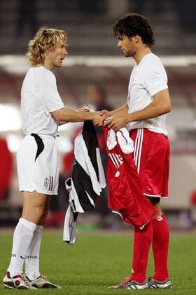 Trikottausch auf höchstem Niveau: Pavel Nedved (li., Juventus) und Michael Ballack (Bayern) Fußball EC 1 Herren Champions League 2004 2005, Juventus Turin - FC Bayern München 1:0, Juve, Vdig Gruppe Turin