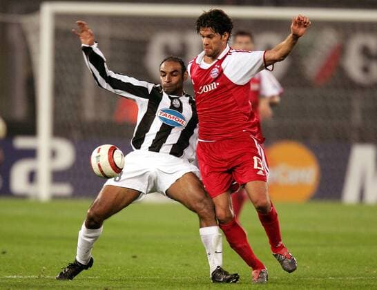 Emerson (li., Juventus) gegen Michael Ballack (Bayern) Fußball EC 1 Herren Champions League 2004 2005, Juventus Turin - FC Bayern München 1:0, Juve, Vdig Gruppe Turin Dynamik,