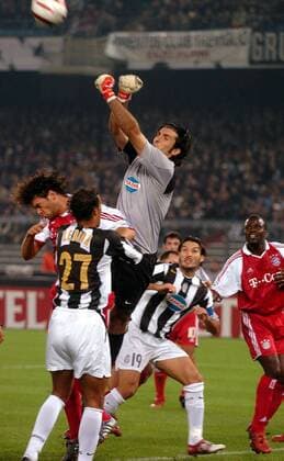 Gianluigi Buffon (Mitte) mit einer Faustabwehr, Jonathan Zebina (2.v.li.) und Gianluca Zambrotta (alle Juventus) kümmern sich um Michael Ballack (li.) und Samuel Osei Kuffour (beide Bayern) Fußball EC 1 Herren Champions League 2004 2005, Juventus Turin - FC Bayern München 1:0, Juve Gruppe Turin Dynamik, Abwehr