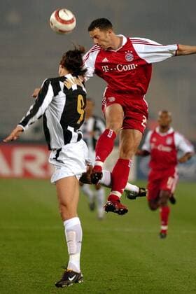 Zlatan Ibrahimovic (li., Juventus) gegen Thomas Linke (Bayern) Fußball EC 1 Herren Champions League 2004 2005, Juventus Turin - FC Bayern München 1:0, Juve Gruppe Turin Dynamik, Höhe