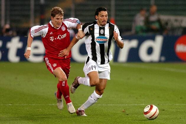 Bastian Schweinsteiger (li., Bayern) gegen Gianluca Zambrotta (Juventus) Fußball EC 1 Herren Champions League 2004 2005, Juventus Turin - FC Bayern München 1:0, Juve Gruppe Turin Dynamik,