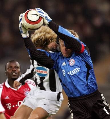 Torwart Oliver Kahn (re., Bayern) riskiert alles gegen Pavel Nedved (Juventus) Fußball EC 1 Herren Champions League 2004 2005, Juventus Turin - FC Bayern München 1:0, Juve, Vdig Gruppe Turin Dynamik, Kampf, Abwehr