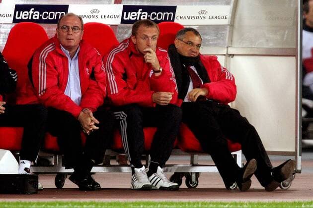 Bayern Bank v.li.: Manager Uli Hoeneß, Co-Trainer Seppo Eichkorn und Trainer Felix Magath enttäuscht Fußball EC 1 Herren Champions League 2004 2005, FC Bayern München, Vdig, nachdenklich Gruppe Turin Enttäuschung, Nachdenklichkeit