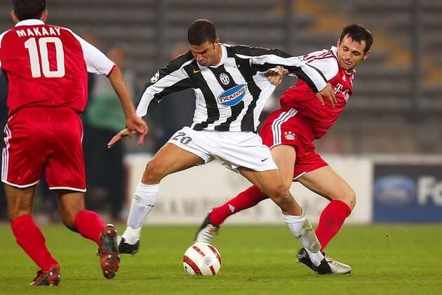 Manuele Blasi (li., Juventus) gegen Willy Sagnol (Bayern) Fußball EC 1 Herren Champions League 2004 2005, Juventus Turin - FC Bayern München 1:0, Juve, Vdig Gruppe Turin Dynamik, Kampf,