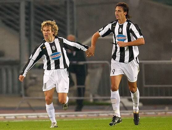 Torjubel Juventus: Pavel Nedved (li.) und Zlatan Ibrahimovic Hand in Hand Fußball EC 1 Herren Champions League 2004 2005, Juventus Turin, Juve, Vdig Gruppe Turin Freude,
