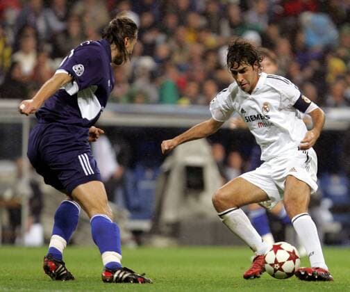 Raul Gonzalez (re., Real Madrid) gegen Goran Gavrancic (Dynamo Kiev) Fußball EC 1 Herren Champions League 2004 2005, Real Madrid CF - Dynamo Kiew 1:0 Gruppe Dinamo Madrid Dynamik,