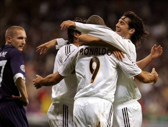 Torjubel Real Madrid, v.re.: Santiago Solari, Ronaldo und Raul Gonzalez Fußball EC 1 Herren Champions League 2004 2005, Real Madrid CF - Dynamo Kiew 1:0, Kiev, Gruppe Dinamo Madrid Glück, Begeisterung, Freude,