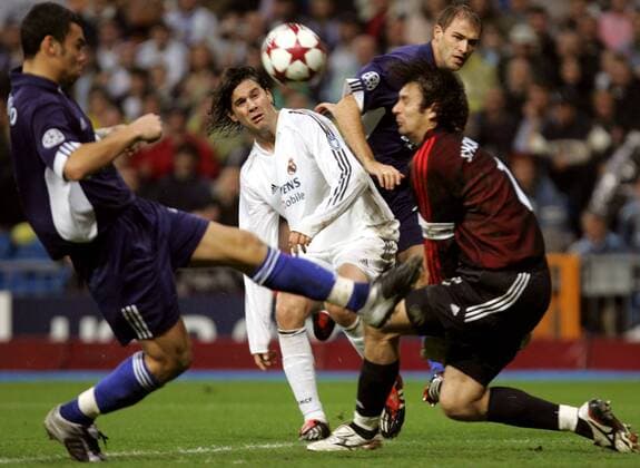 Santiago Solari (2.v.li., Real Madrid) gegen Olexandr Shovkovskiy (re., Dynamo Kiev) Fußball EC 1 Herren Champions League 2004 2005, Real Madrid CF - Dynamo Kiew 1:0, Dinamo Gruppe Schowkowski, Schowkowskij, Schowkowsky, Madrid, Oleksander Dynamik,