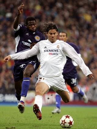 Santiago Solari (re., Real Madrid) gegen Ayila Yussuf (Dynamo Kiev) Fußball EC 1 Herren Champions League 2004 2005, Real Madrid CF - Dynamo Kiew 1:0, Gruppe Dinamo Madrid Dynamik,