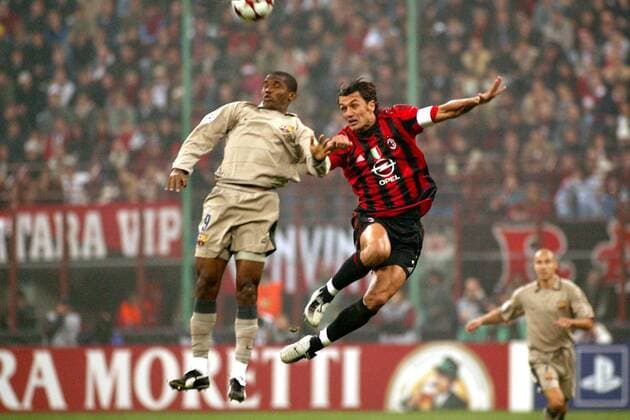 Paolo Maldini (Milan, re.) gegen Samuel Etoo (FC Barcelona) Fußball EC 1 Herren Champions League 2004 2005, AC Mailand - FC Barcelona 1:0, Barca Gruppe Mailand Dynamik, Höhe,,