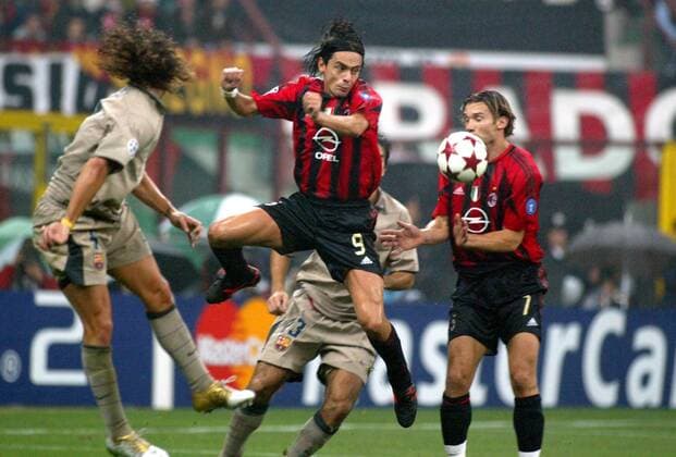 Filippo Inzaghi (Milan, Mitte) fixiert den Ball Fußball EC 1 Herren Champions League 2004 2005, AC Mailand - FC Barcelona 1:0, Barca Gruppe Mailand Dynamik,