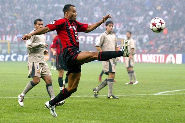 Cafu (Milan) am Ball Fußball EC 1 Herren Champions League 2004 2005, AC Mailand - FC Barcelona 1:0, Barca Einzelbild Mailand Dynamik,