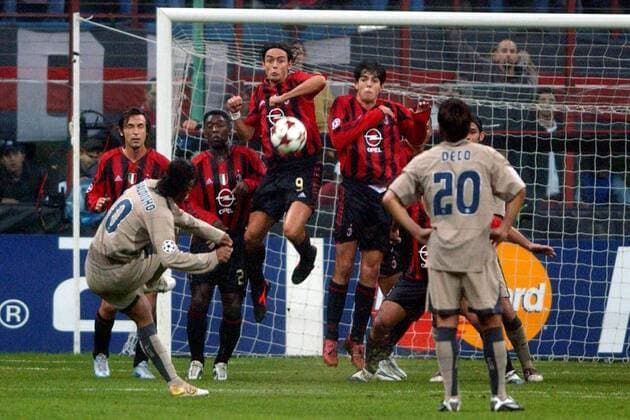 Ronaldinho (FC Barcelona, li.) zirkelt einen Freistoß über die Milan Mauer v.li.: Andrea Pirlo, Clarence Seedorf, Filippo Inzaghi und Kaka - re. Deco (FC Barcelona, re.) sieht dem Geschehen unbeeindruckt zu Fußball EC 1 Herren Champions League 2004 2005, AC Mailand - FC Barcelona 1:0, Barca Gruppe Mailand Dynamik, Abwehr,