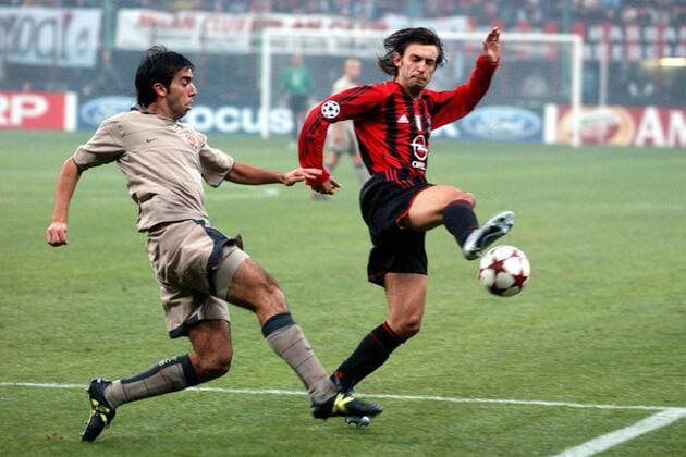 Andrea Pirlo (Milan, re.) gegen Oleguer Presas Renom (FC Barcelona) Fußball EC 1 Herren Champions League 2004 2005, AC Mailand - FC Barcelona 1:0, Barca Gruppe Mailand Dynamik,