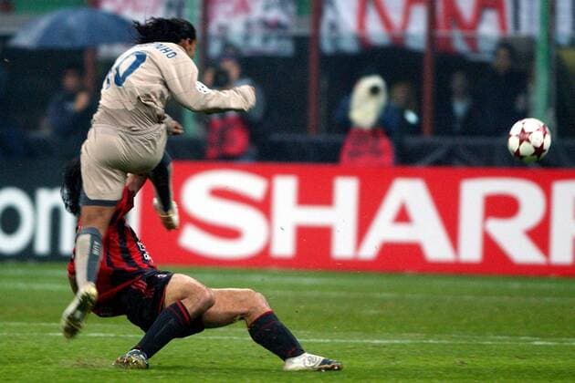 Ronaldinho (FC Barcelona) zieht ab Fußball EC 1 Herren Champions League 2004 2005, AC Mailand - FC Barcelona 1:0, Barca Gruppe Mailand Dynamik,