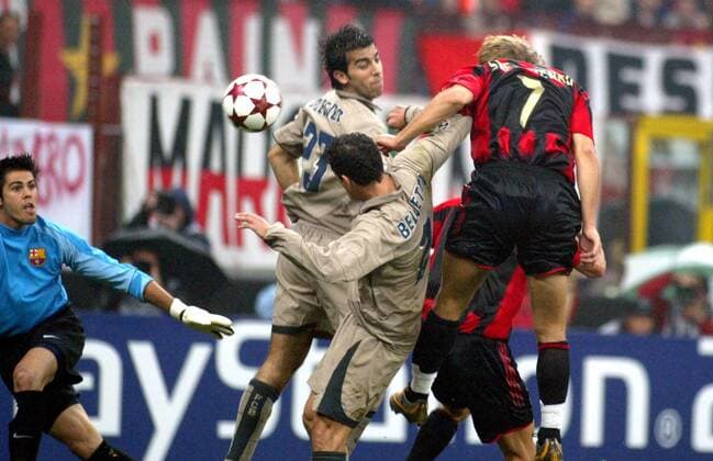 Andrej Schewtschenko (Milan, re.) setzt sich gegen Oleguer Presas Renom (li.) und Juliano Belletti (beide FC Barcelona) durch und erzielt das Siegtor Fußball EC 1 Herren Champions League 2004 2005, AC Mailand - FC Barcelona 1:0, Barca Gruppe Mailand Dynamik, Spannung,