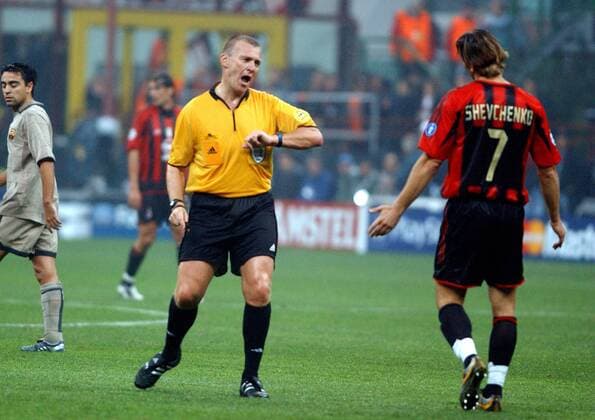 Schiedsrichter Graham Poll (England) im Disput mit Andrej Schewtschenko (Milan) Fußball EC 1 Herren Champions League 2004 2005, AC Mailand - FC Barcelona 1:0, Barca Gruppe Mailand