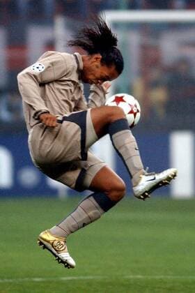 Ronaldinho (FC Barcelona) mit ungewöhnlicher Ballannahme Fußball EC 1 Herren Champions League 2004 2005, FC Barcelona, Barca Einzelbild Mailand Dynamik,