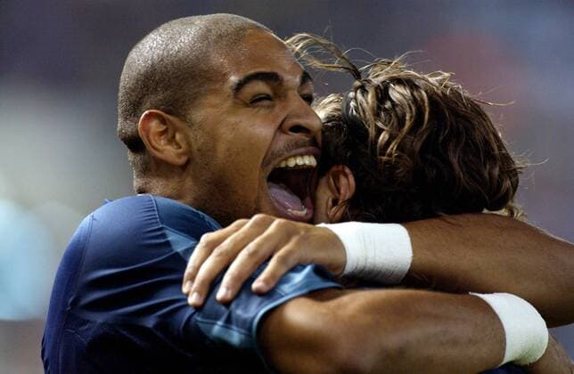 Adriano (li.) schreit dem Torschützen Vieri (beide Inter) seine Begeisterung direkt ins Ohr Fußball EC 1 Herren Champions League 2004 2005, Internazionale Mailand Gruppe Valencia Freude, Begeisterung,