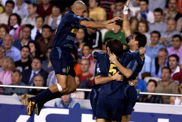 Achtung! Bekanntes Flugobjekt - Juan Sebastian Veron (li.) im Landeanflug zur Gratulationskur für den Torschützen Dejan Stankovic (beide Inter, re.) Fußball EC 1 Herren Champions League 2004 2005, Internazionale Mailand Gruppe Valencia Freude, Begeisterung,