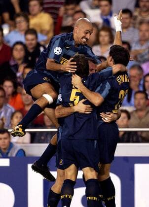Juan Sebastian Veron (li.) beim Torjubel obenauf, re. Torschütze Dejan Stankovic (beide Inter) Fußball EC 1 Herren Champions League 2004 2005, Internazionale Mailand Gruppe Valencia Freude, Begeisterung,