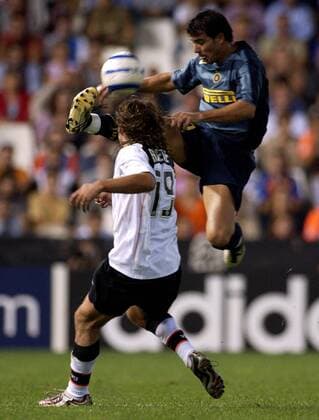 Dejan Stankovic (Inter, re.) im Stile eines Karatekämpfers gegen Francisco Rufete (Valencia) Fußball EC 1 Herren Champions League 2004 2005, Internazionale Mailand - FC Valencia 1:5 Gruppe Valencia Dynamik, Höhe,