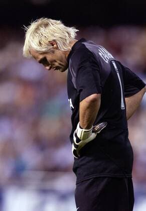 Torwart Santiago Canizares (Valencia) enttäuscht Fußball EC 1 Herren Champions League 2004 2005, FC Valencia, Primera Division, 1. Spanische Liga, Einzelbild Valencia Enttäuschung, Nachdenklichkeit,