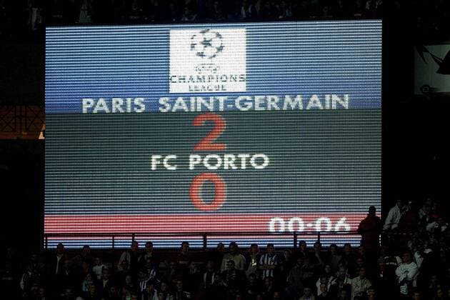 Die Anzeigetafel zeigt das Endergebnis: Paris St. Germain schlägt den FC Porto mit 2:0 Fußball EC 1 Herren Champions League 2004 2005, Paris Saint Germain - FC Porto 2:0, PSG Totale pan7505 Paris  
