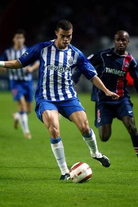 Pepe (Porto) am Ball Fußball EC 1 Herren Champions League 2004 2005, Paris Saint Germain - FC Porto 2:0, PSG Gruppe pan7505 Paris Dynamik,  