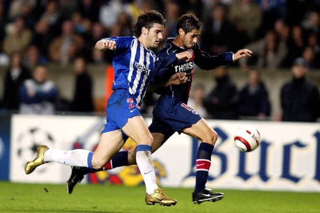 Georgios Seitaridis (Porto, li.) gegen Branko Boskovic (Paris St. Germain) Fußball EC 1 Herren Champions League 2004 2005, Paris Saint Germain - FC Porto 2:0, PSG Gruppe pan7505 Paris Dynamik,  