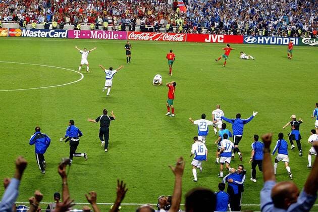 Fußball, EM Finale 2004 in Lissabon, Portugal - Griechenland 0:1 Griechenland ist Europameister - Nach dem Schlußpfiff strömen Ersatzspieler und Betreuer auf das Spielfeld, die Portugiesischen Spieler zeigen sich enttäuscht Fußball EM Herren EURO 2004, Europameisterschaft, Länderspiel, Finale, Endspiel, Nationalmannschaft, Nationalteam Totale pan6530 Lissabon Freude, Enttäuschung,  