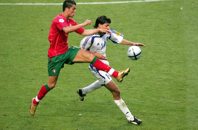 Fußball, EM Finale 2004 in Lissabon, Portugal - Griechenland 0:1 Cristiano Ronaldo (Portugal, li.) gegen Panagiotis Fyssas (Griechenland) Fußball EM Herren EURO 2004, Europameisterschaft, Länderspiel, Finale, Endspiel, Nationalmannschaft, Nationalteam Gruppe pan6530 Lissabon Dynamik,  