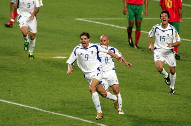 V.li.: Angelos Charisteas, Stylianos Giannakopoulos und Zisis Vryzas (alle Griechenland) - Torjubel Fußball EM Herren EURO 2004, Europameisterschaft, Länderspiel, Finale, Endspiel, Nationalmannschaft, Nationalteam Gruppe pan6530 Lissabon Freude, Begeisterung,  