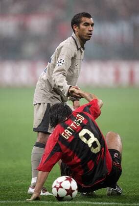 Giovanni van Bronckhorst (FC Barcelona, li.) hilft Gennaro Gattuso (Milan) wieder auf die Beine Fußball EC 1 Herren Champions League 2004 2005, AC Mailand - FC Barcelona 1:0, Barca, Vdig Gruppe Mailand
