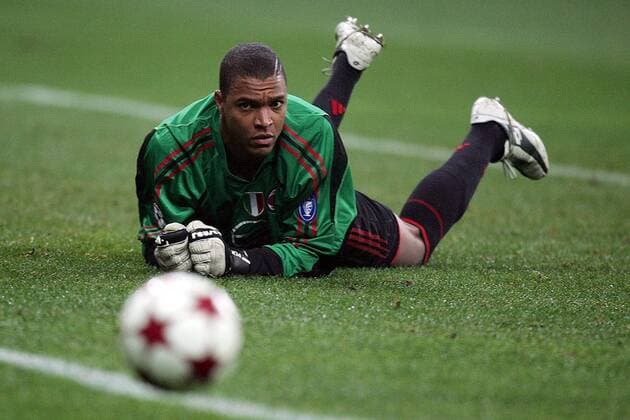 Geht der Ball aus oder bleibt er im Spiel? - Torwart Dida (Milan) ist sich noch nicht schlüssig ob er sich nochmal bewegen soll Fußball EC 1 Herren Champions League 2004 2005, AC Mailand, Vdig Einzelbild Mailand