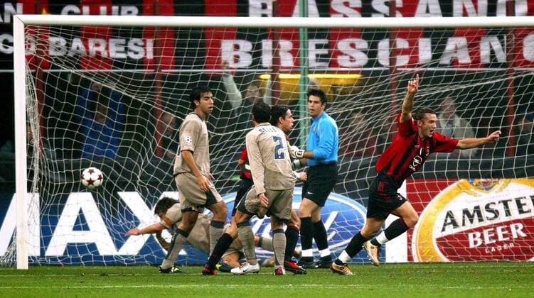 Andrej Schewtschenko (Milan, re.) erzielt das Tor des Tages und jubelt, Torwart Victor Valdes und Oleguer Presas Renom (li., beide FC Barcelona) sind dagegen fassungslos Fußball EC 1 Herren Champions League 2004 2005, AC Mailand - FC Barcelona 1:0, Barca, Vdig, Torjubel, Gruppe Freud und Leid Mailand Freude, Begeisterung,