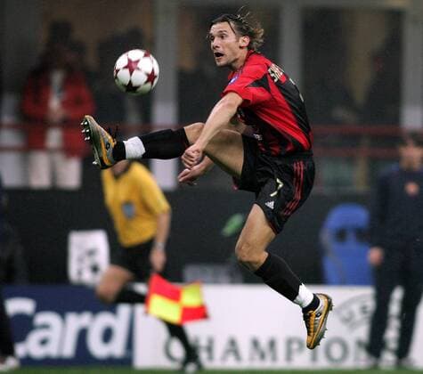 Andrej Schewtschenko (Milan) - Ballannahme in der Luft Fußball EC 1 Herren Champions League 2004 2005, AC Mailand, Vdig Einzelbild Mailand Dynamik,
