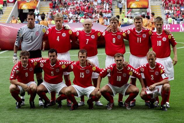 Mannschaftsbild Dänemark, hi.v.li.: Torwart Thomas Sörensen, Martin Laursen, Thomas Gravesen, Jon Dahl Tomasson, Ebbe Sand, Martin Jörgensen, vorn: Thomas Helveg, Niclas Jensen, Daniel Jensen, Dennis Rommedahl, Rene Henriksen Fußball EM Herren Euro 2004, Europameisterschaft, Länderspiel Nationalmannschaft, Nationalteam, Gruppe C Totale Braga