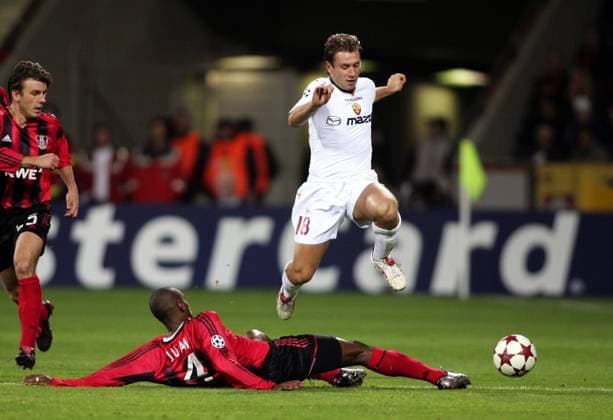 Antonio Cassano (Roma, re.) überspringt das Tackling von Juan (Leverkusen) Fußball EC 1 Herren Champions League 2004 2005, Bayer 04 Leverkusen - AS Rom, Vdig Gruppe Leverkusen Dynamik,