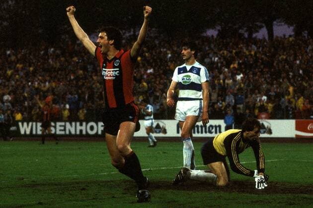 Harald Krämer (li., Frankfurt) - Torjubel, Torwart Heribert Macherey und Frank Hammerschlag (beide Duisburg) sind fassungslos Fußball 1. BL Herren Saison 1983 1984, MSV Duisburg - Eintracht Frankfurt 0:5, Relegationsspiel, Relegationsspiele Gruppe Duisburg Begeisterung, Freude,