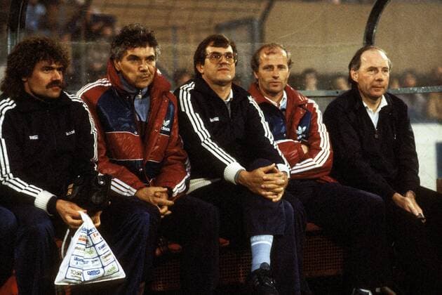 Trainer Dietrich Weise (re.) nachdenklich, daneben Willi Neuberger (2.v.re.) und Masseur Karl Heinz Ohland (li., alle Frankfurt) Fußball 1. BL Herren Saison 1983 1984, Eintracht Frankfurt, Relegationsspiel, Relegationsspiele, Relegation, Hinspiel Gruppe Duisburg Nachdenklichkeit,