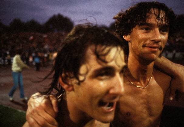 Thomas Kroth und Ralf Falkenmayer (beide Frankfurt) - Schlußjubel Fußball 1. BL Herren Saison 1983 1984, Eintracht Frankfurt, Relegationsspiel, Relegationsspiele, Relegation, Hinspiel Gruppe Duisburg Begeisterung, Freude,